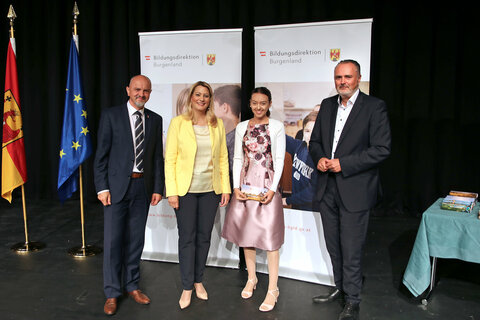 LH Hans Peter Doskozil gratulierte gemeinsam mit Bildungslandesrätin Daniela Winkler und Bildungsdirektor Heinz Zitz MaturantInnen mit ausgezeichnetem Erfolg.