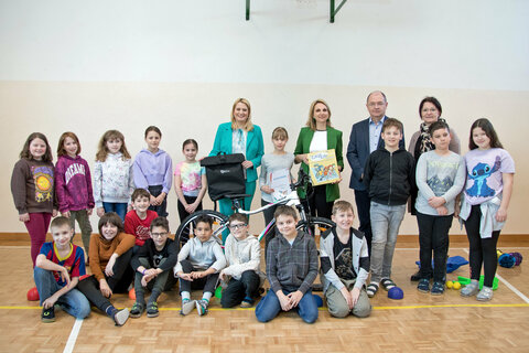 ie Klassenkamerad*innen freuen sich mit Emilia über den Sieg beim KFV-Zeichenwettbewerb