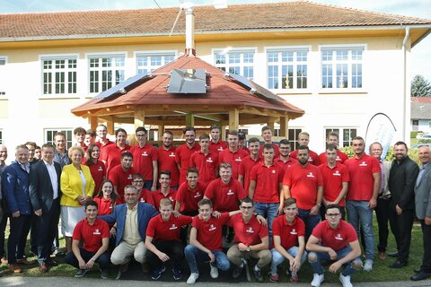Landtagspräsidentin Verena Dunst mit allen geladenen Gästen sowie den Schülern der HTL Bulme Graz Gösting vor dem Energiepavillon in Kohfidisch.