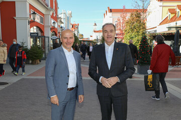Landesrat Dr. Leonhard Schneemann mit dem Generalmanager des Designer Outlets Mag. Mario Schwann im Designer Outlet Parndorf