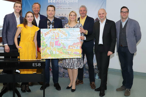 Lukas Karzel, Lena Stöckelle, Ausstatter Franz Englhofer, Komponist Guido Mancusi, Bildungslandesrätin Mag.a (FH) Daniela Winkler, Peter Edelmann, Künstlerischer Direktor der Seefestspiele Mörbisch, Bildungsdirektor Mag. Heinz Josef Zitz und Autor Carsten Süss.