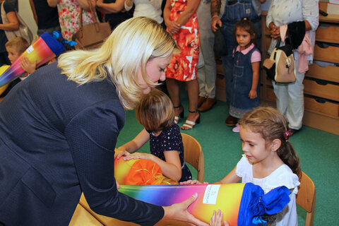 Bildungslandesrätin Mag.a (FH) Daniela Winkler begrüßte gemeinsam mit Bildungsdirektor Mag. Heinz Josef Zitz zum Schulstart die 17 Taferlklassler und stellte mit Andrea Grath von der NMS Illmitz jene Pädagogin vor, die in dieser Schule den zusätzlichen kostenlosen Englischunterricht leiten wird.