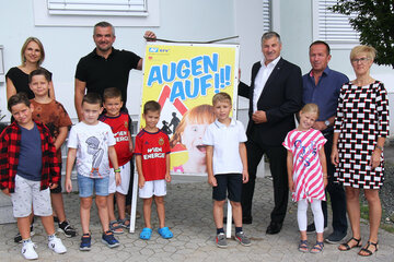 Aufruf zu mehr Achtsamkeit und Rücksichtnahme gegenüber Kindern im Straßenverkehr: Landesrat Heinrich Dorner, Sabine Kaulich, KfV, Peter Engelbrechtsmüller, Vorsitzender des Landesstellenausschusses der AUVA-Landesstelle Wien, Bürgermeister Christian Weninger, Gemeinderätin Anita Zarits und die Kinder Heinrich, Alexander, Leopold, Ferdinand, Oskar, Kevin und Clara