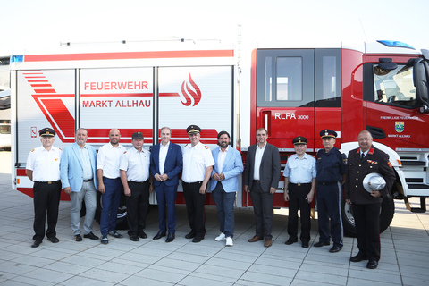 Bezirksfeuerwehrkommandant OBR Wolfgang Kinelly, Oberwarts Bezirkshauptmann WHR Mag. Peter Bubik, Bürgermeister Joachim Raser, Markt Allhaus Feuerwehrkommandant HBI Johann Herbert Binder, Landesrat Dr. Leonhard Schneemann, Landesfeuerwehrkommandant-Stellvertreter LBDS Martin Reidl, Landtagsabgeordneter Hans Unger, Vizebürgermeister Christoph Kovacs, Ehrenabschnittskommandant Robert Holl, Abteilungsinspektor Harald Hafner (Polizeiinspektion Litzelsdorf) und Gemeindevorstand Gerhard Brunner (v.l.) vor dem neuen Rüstlöschfahrzeug in Markt Allhau.