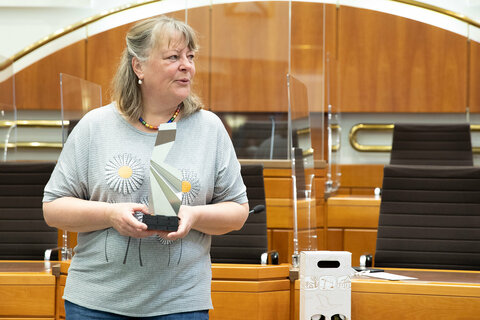 Landtagspräsidentin Verena Dunst, Gabi Arenberger und Landeshauptmann-Stellvertreterin Astrid Eisenkopf bei der Verleihung des Rosa-Jochmann-Preises 2020