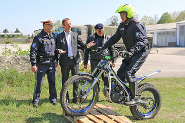 Verkehrssicherheitsreferent LH-Stv. Johann Tschürtz und Leiter der Landesverkehrsabteilung Burgenland Oberst Andreas Stipsits BA beim diesjährigen „Warm-up“ der Motorradeinheit der burgenländischen Polizei
