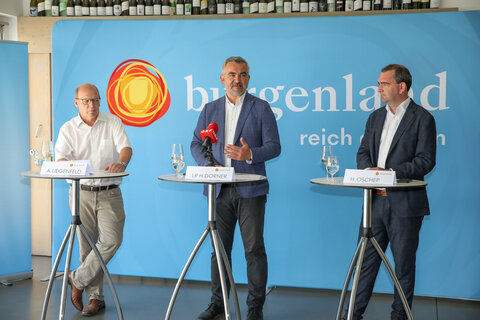 Der für den Ausschuss der Regionen (AdR) zuständige Landesrat Heinrich Dorner präsentierte gemeinsam mit dem Präsidenten des Weinbauverbands Burgenland, Andreas Liegenfeld, und Wein Burgenland Obmann Herbert Oschep die Initiative des Burgenlandes für die Weinwirtschaft auf europäischer Ebene