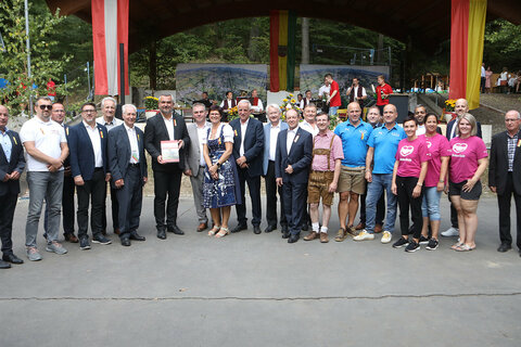 Landesrat Mag. Heinrich Dorner (7.v.l.) und Bürgermeister Manfred Degendorfer (8.v.l.) mit allen Ehrengästen, Bürgermeistern aus der Region sowie Beteiligten bei der Erstellung der Ortschronik 800 Jahre Gemeinde Weppersdorf.