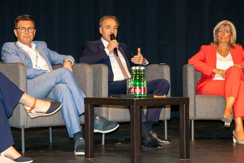 Gemeindevertreterverband-Präsident Erich Trummer, Landesrat Dr. Leonhard Schneemann, Städtebund-Vorsitzende Landtagsabgeordnete Elisabeth Böhm bei der Podiumsdiskussion im Rahmen der 75. Jahreshauptversammlung des Fachverbandes der Amtfrauen und Amtmänner in Eisenstadt.