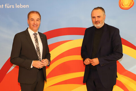 Landeshauptmann Hans Peter Doskozil und Soziallandesrat Leonhard Schneemann präsentierten das Anstellungsmodell für Pflegeeltern.