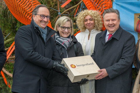 Übergabe eines Gastgeschenkes an Bürgermeister Michael Ludwig. V.l.: Bundesrat Günter Kovacs, Bundesrätin Sandra Gerdenitsch, „Weihnachtsengerl“, Bgm. Michael Ludwig