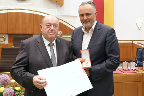 Landeshauptmann Hans Peter Doskozil verleiht Rudolf Pfneisl das Goldenes Verdienstzeichen der Republik Österreich