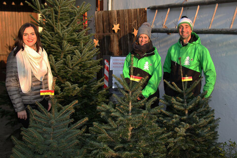 Landeshauptmann-Stellvertreterin Mag.a Astrid Eisenkopf mit den Christbaumproduzenten Daniela und Robert Jagschitz in Pöttsching