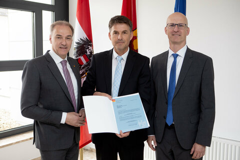 Landesrat Dr. Leonhard Schneemann und Landesamtsdirektor Mag. Ronald Reiter, MA (v.l.) gratulierten Bezirkshauptmann Mag. Harald Dunkl (Mitte) und überreichten ihm sein Dekret.