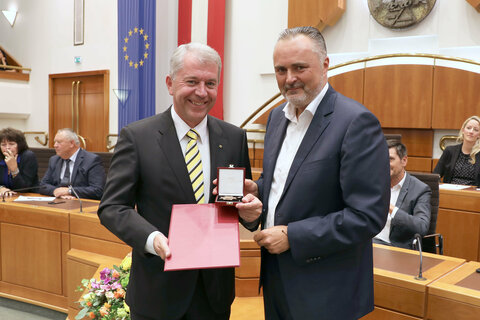 Landeshauptmann Hans Peter Doskozil verleiht Dipl.-Ing. Erwin Tinhof das große Ehrenzeichen des Landes Burgenland