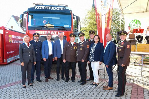 Rot-Kreuz-Bezirksstellenleiterin-Stv.in Petra Herz, Reinhold Prunner, Polizei, LAbg. Patrik Fazekas, Landesrat Heinrich Dorner, KDT Gerhard Klafsky (FF Kobersdorf), Landesfeuerwehrkommandanten-Stellvertreter LBDS Martin Reidl, KDT-Stv. Daniel Puhr (FF Kobdersorf), Fahrzeugpatin Birgit Hausensteiner, Fahrzeugpate Bgm. Andreas Tremmel und Barbara Wessely-Reitter, BFKDO Oberpullendorf