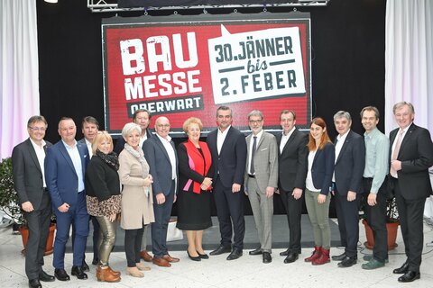 Landesrat Mag. Heinrich Dorner (Mitte) und Landtagspräsidentin Verena Dunst (8.v.l.) mit Burgenland Messe-Direktor Markus Tuider (7.v.r.) sowie Nationalrat Mag. Christian Drobits (5.v.r.) und weiteren politischen Vertretern bei der Eröffnung Messe