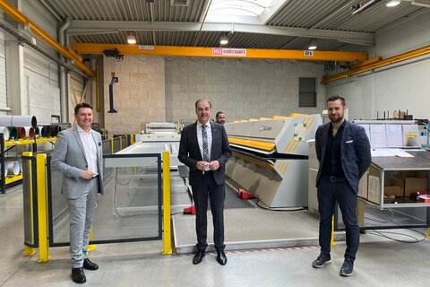 Landesrat Leonhard Schneemann beim Betriebsbesuch in der Firma Rathmanner mit Bürgermeister Erich Trummer und Rathmanner-Geschäftsführer Martin Rathmanner