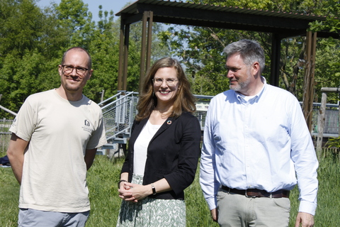 Landeshauptmann-Stellvertreterin Anja Haider-Wallner mit Direktor Johannes Ehrenfeldner (rechts) und Daniel Bayer (links) vom Nationalpark Neusiedler See – Seewinkel.