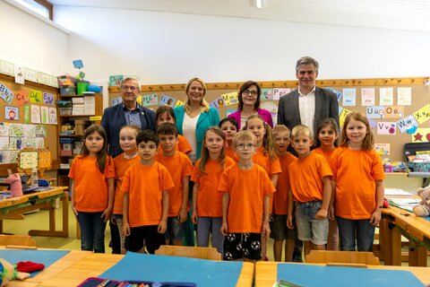 OT_Mönchhof: Josef Dolby (Bürgermeister Mönchhof), Bildungslandesrätin Daniela Winkler, Monika Hautzinger (Direktorin VS Mönchhof), Werner Zwickl (Schulqualitätsmanager) mit Kindern der VS Mönchhof.