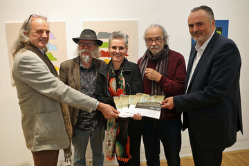 Landeshauptmann Hans Peter Doskozil (r.) präsentierte gemeinsam mit Obfrau Eveline Rabold (Mitte) sowie Geschäftsführer Alfred Masal, Intendant Peter Wagner (Theaterinitiative Burgenland) und Obfrau-Stellvertreter Wolfgang Horwath (Bühnenbildner für das Opernprojekt) (v.l.)  das neue Programm im Offenen Haus Oberwart.
