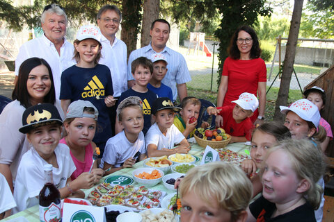 Landesrätin Astrid Eisenkopf, Energie-Burgenland-Betriebsratsvorsitzender Hartwig Roth, Energie-Burgenland-Vorstandsvorsitzender Michael Gerbavsits, Betriebsrat Bernd Weiss und Personalchefin Beate Bauer-Zinggl statteten den Kindern be9im Tenniscamp eine