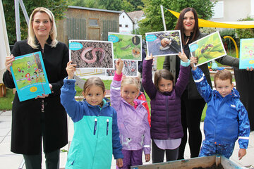 LH-Stellvertreterin Mag.a Astrid Eisenkopf, Landesrätin Mag.a (FH) Daniela Winkler und Lea Mirwald, MSc, GF des Vereins "Tierschutz macht Schule", wollen mit den „Zehn Gartenfreunden“ Tierschutzwissen einfach und spannend an die Kleinsten weitergegeben.
