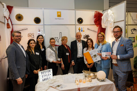 Gruppenbild anlässlich der Eröffnung (v.r.n.l.): Bürgermeister Jürgen Dolesch (Stegersbach), Bildungslandesrätin Mag. (FH) Daniela Winkler, Bildungsdirektor Mag. Heinz Zitz (4. von rechts) und Dir. Mag. Chris Wagner (Campus Stegersbach, links im Bild) mit Schülerinnen