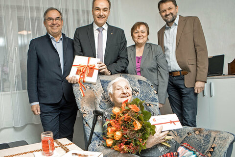 Bürgermeister Werner Kemetter, Landesrat Dr. Leonhard Schneemann, Margot Bösenhofer und Ortsvorsteher Klaus Weber (v.l.) gratulierten Julia Krkoschka (vorne) zum 100. Geburtstag.