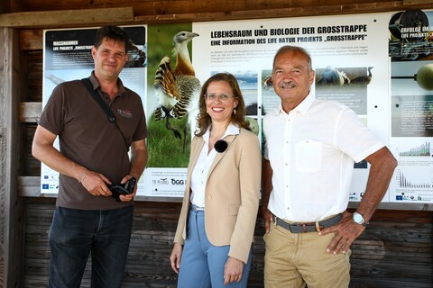 Landeshauptmann-Stellvertreterin Anja Haider-Wallner mit Werner Falb-Meixner, Vizepräsident der Landwirtschaftskammer Burgenland und Obmann der IG Europaschutzgebiet Parndorfer Platte – Heideboden, und Mag. Dr. Rainer Raab, Mitteleuropäischer Großtrappenkoordinator im Bund