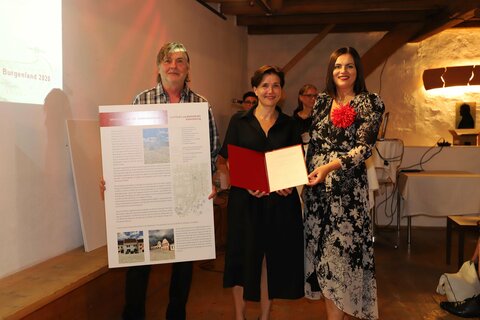 Die Architekten Anna Wickenhauser und Dietmar Gasser wurden von Landeshauptmann-Stellvertreterin Mag.a Astrid Eisenkopf für die Umgestaltung des Hauptplatzes und des Rochusplatzes in Stadtschlaining mit dem Architekturpreis ausgezeichnet.