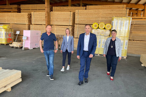 Landesrat Dr. Leonhard Schneemann besuchte die Firma Holzbau Strobl in Deutsch Kaltenbrunn.