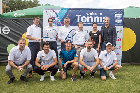 Pressekonferenz vor dem Charity-Turnier anlässlich der laufenden Österreichischen Staatsmeisterschaften in Oberpullendorf. Am Foto hinten: Bürgermeister Johann Heisz, Sponsor Stephan Sharma, Sport-Landesrat Heinrich Dorner, win2day-Managing-Director Georg Wawer, ÖTV-Sportkoordinatorin Maron Maruska, ÖTV-Präsident Martin Ohneberg (stehend v.l.), Veranstalter Günter Kurz, ÖTV-Sportdirektor und ÖTV-Davis-Cup-Kapitän Jürgen Melzer, die Spieler Lukas Neumayer und Jurij Rodinov sowie Andreas Goldberger (hockend v.l.).