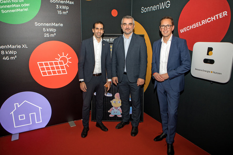 Wohnbau-Landesrat Mag. Heinrich Dorner (Mitte) informierte sich beim Stand der Burgenland Energie, am Foto mit Burgenland Energie-Finanzvorstand, CFO, Mag. Reinhard Czerny, MBA (r.) und Burgenland Energie-Vorstandsvorsitzendem, CEO Mag. Dr. Stephan Sharma (l.).