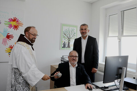 Pfarrmoderator MMag. Bozidar Blazevic OFM (Franziskaner) gab Ortschef Christian Balogh den Segen bei seinem neuen Arbeitsplatz und Landesrat Mag. Heinrich Dorner den Segen.