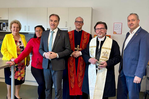 Landesrat Dr. Leonhard Schneemann, Volkshilfe-Burgenland-Präsidentin Verena Dunst und Deutsch Jahrndorfs Bürgermeister LAbg. Gerhard Bachmann bei der Eröffnung des Pflegestützpunktes Deutsch Jahrndorf.