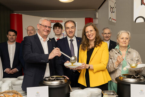 Beim Probieren der köstlichen Fastensuppen: (im Vordergrund stehend v.l.n.r) Bürgermeister Mag. Thomas Steiner, Landesrat Dr. Leonhard Schneemann, Landeshauptmann-Stellvertreterin Anja Haider-Wallner, Roselinde Strommer, ehrenamtliche Vorsitzende der Katholischen Frauenbewegung der Diözese Eisenstadt.