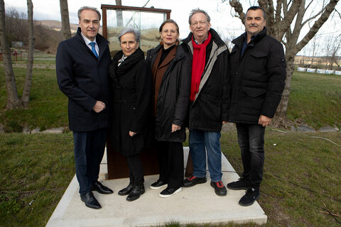 Landesrat Dr. Leonhard Schneemann, Bundesministerin für Justiz Dr.in Anna Sporrer, Landeshauptmann-Stellvertreterin Anja Haider-Wallner, Horst Horvath vom Verein RE.F.U.G.I.U.S. und Rechnitzs Bürgermeister Martin Kramelhofer vor dem neuen Mahnmal beim „Schlachthaus“.