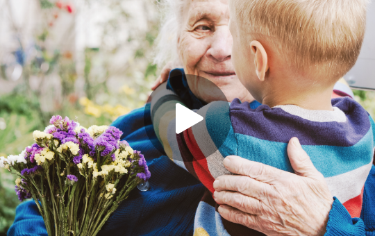 Ein Mann der liebevoll einen Jungen trägt