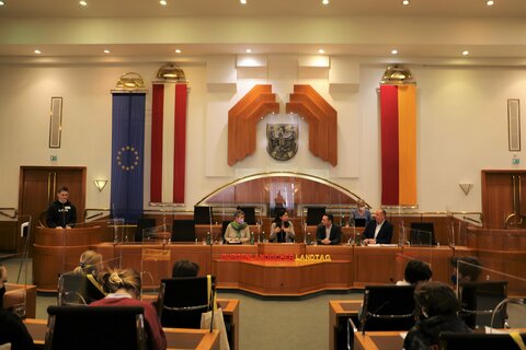 ie Landtagsabgeordneten Klubobfrau Regina Petrik (1. Reihe, 1. v.l.), Klubobmann Robert Hergovich und Johannes Mezgolits (1. Reihe 3. und 4. v.r.) stellten sich den Fragen der heutigen „Jungabgeordneten“. Durch die Fragerunde führte KZ-Gedenkstätte Mauthausen-Leiterin Barbara Glück, (1. Reihe, 2. v.l.)