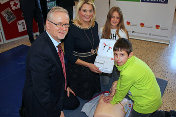 Bildungslandesrätin Mag.a (FH) Daniela Winkler, Dr. Michael Hill, Anästhesist, Hofrat Mag. Erwin Deutsch, Landesleiter burgenländisches Jugendrotkreuz, und Schulqualitätsmanager Werner Zwickl, MSc, unterstützen das Pilotprojekt  ‚KIDS SAVE LIVES‘ aller Mittelschulen des Bezirks Neusiedl am See für lebensrettende Sofortmaßnahmen.