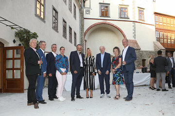 Eduard Kutrowatz (Pianist, Komponist & Intendant des Liszt Festivals Raiding), Intendant Gerhard Krammer (KLANGfrühling), Bürgermeister Mag. Markus Szelinger, Kristina Schranz (Moderatorin & Filmemacherin), Landeshauptmann Hans Peter Doskozil mit seiner Julia Jurtschak, Festredner Peter Menasse, Bernsteins Bürgermeisterin Renate Habetler und Organisator Werner Glösl vom Verein Zukunft Schlaining (v.l.).