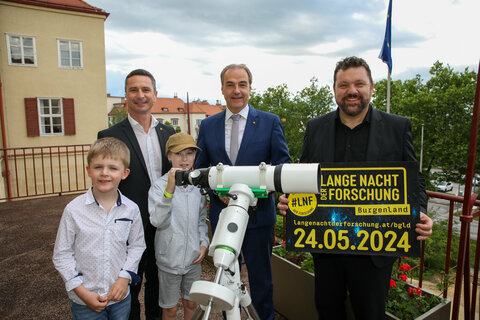 Vincent (l.) und Jakob (3.v.l.) nutzen den Stand des Burgenländischen Arbeitskreises Astronomie um in die Sterne zu blicken, mit Landesrat Leonhard Schneemann, Landtagspräsident Robert Hergovich und Forschungskoordinator Martin Zloklikovits.