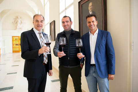 Wirtschaftslandesrat Dr. Leonhard Schneemann mit Weintourismus-Obmann Mag. Herbert Oschep und Burgenland-Tourismus-Chef Didi Tunkel (v.l.).