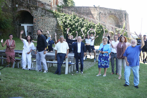 Landtagspräsidentin Verena Dunst, Bgm. Vinzenz Knor, Stadtgemeinde Güssing, Gilbert Lang, Stiftungsadministrator Burg und Kloster Güssing, Ladislaus Edmund Batthyány-Strattmann, KURATOR Burgstiftung Güssing, Harald Popofsits, Geschäftsführer Tourismusverband Oberwart, Marianne Resetarits, Intendantin Musical Güssing, sowie das Kreativteam und Ensemble von Musical Güssing präsentierten auf Burg Güssing die diesjährige Produktion „Footloose“.