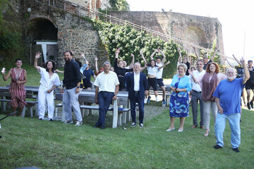 Landtagspräsidentin Verena Dunst, Bgm. Vinzenz Knor, Stadtgemeinde Güssing, Gilbert Lang, Stiftungsadministrator Burg und Kloster Güssing, Ladislaus Edmund Batthyány-Strattmann, KURATOR Burgstiftung Güssing, Harald Popofsits, Geschäftsführer Tourismusverband Oberwart, Marianne Resetarits, Intendantin Musical Güssing, sowie das Kreativteam und Ensemble von Musical Güssing präsentierten auf Burg Güssing die diesjährige Produktion „Footloose“.