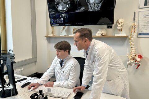 Dr. Staribacher und Primarius Feigl im Behandlungsraum der neuen Ambulanz