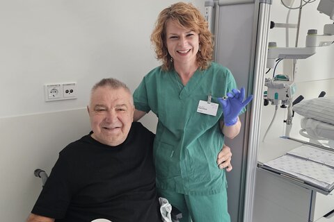 Primaria Janisch mit einem Patienten: Prmaria Janisch verabreicht Patient Walter M. die erste Kapsel