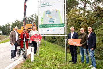 Baudirektor DI (FH) Wolfgang Heckenast, DIin Christine Zopf-Renner, Leiterin der Mobilitätszentrale Burgenland, Weppersdorfs Bürgermeister Manfred Degendorfer, Verkehrslandesrat Mag. Heinrich Dorner sowie die Gemeindevorstände Ing. Mario Pekovits und Marcus Raab bei der frisch montierten Hinweistafel.