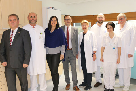 Manfred Degendorfer, der kaufmännische Direktor des Krankenhauses Oberpullendorf, Dr. Paul Gabriel, Primar der Internen Abteilung des Krankenhauses, Landesrätin Astrid Eisenkopf, KRAGES-Geschäftsführer Harald Keckeis mit den diensthabenden Mitarbeiter